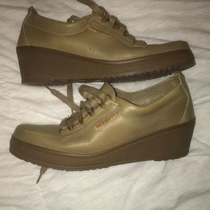 Mephisto Olive Green Wedged Walking Shoe size 9